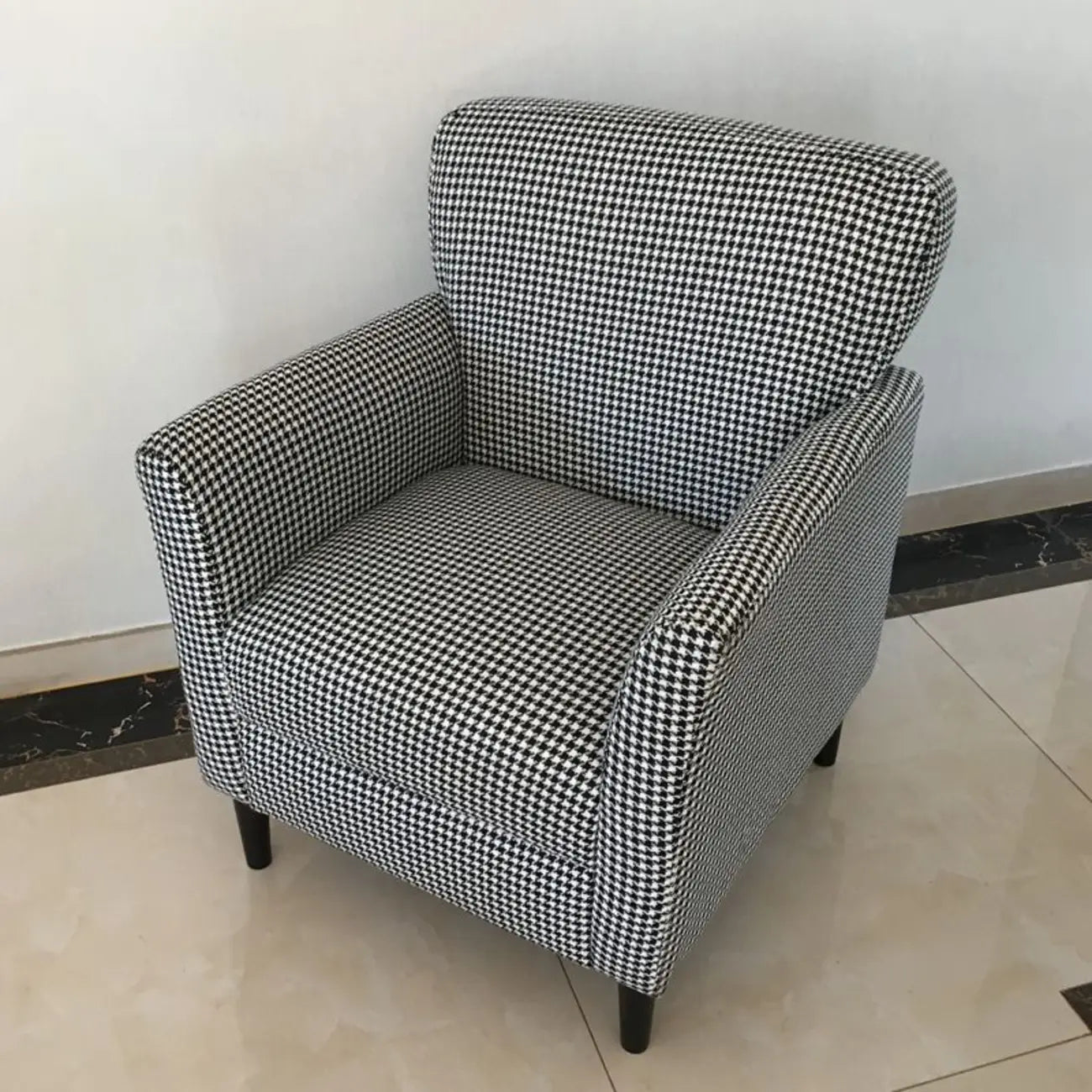 Fauteuil moderne en lin marron pour salon