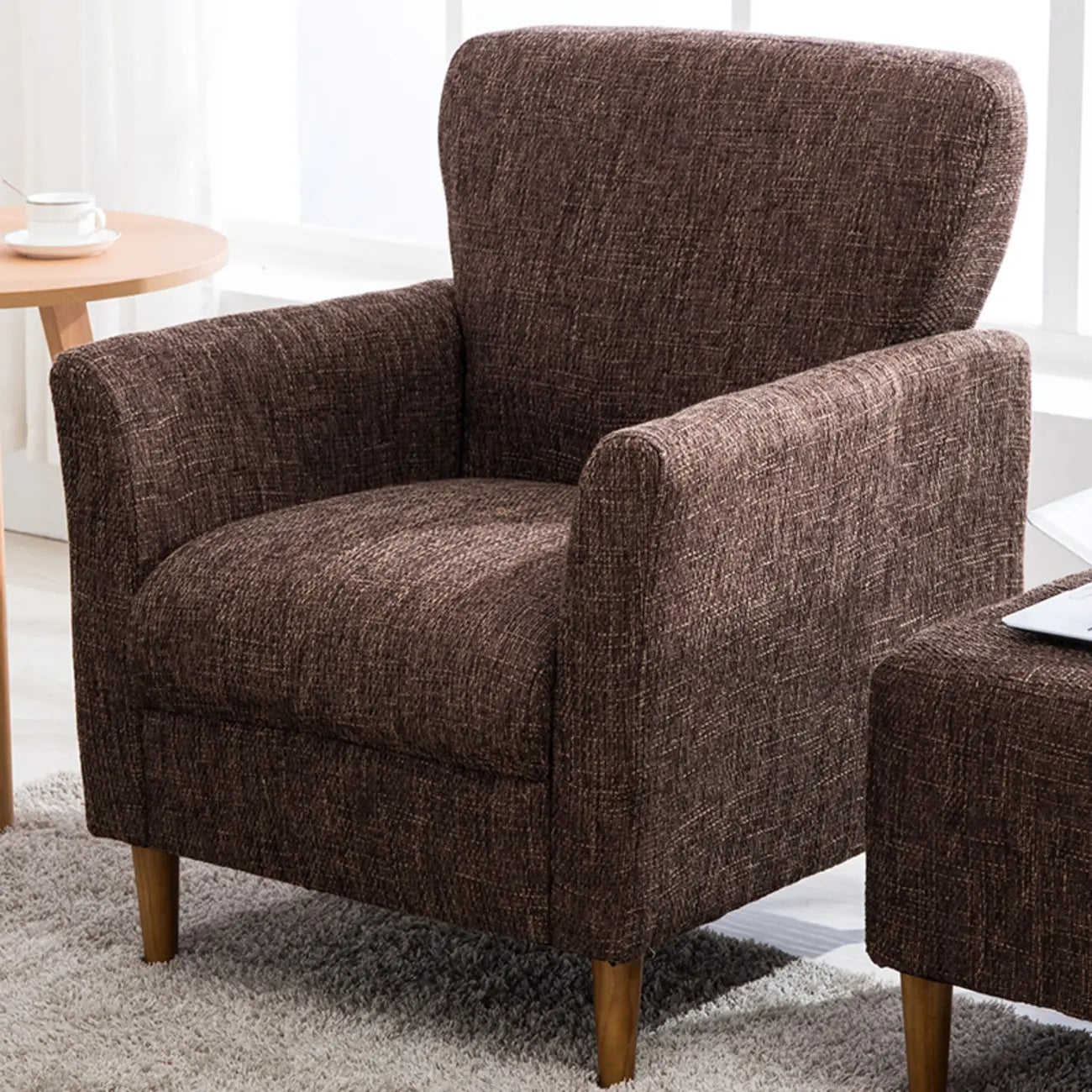 Fauteuil moderne en lin marron pour salon