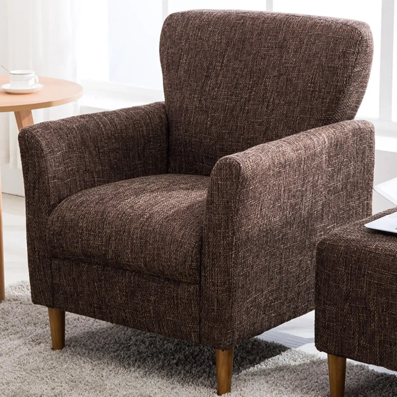 Fauteuil moderne en lin marron pour salon