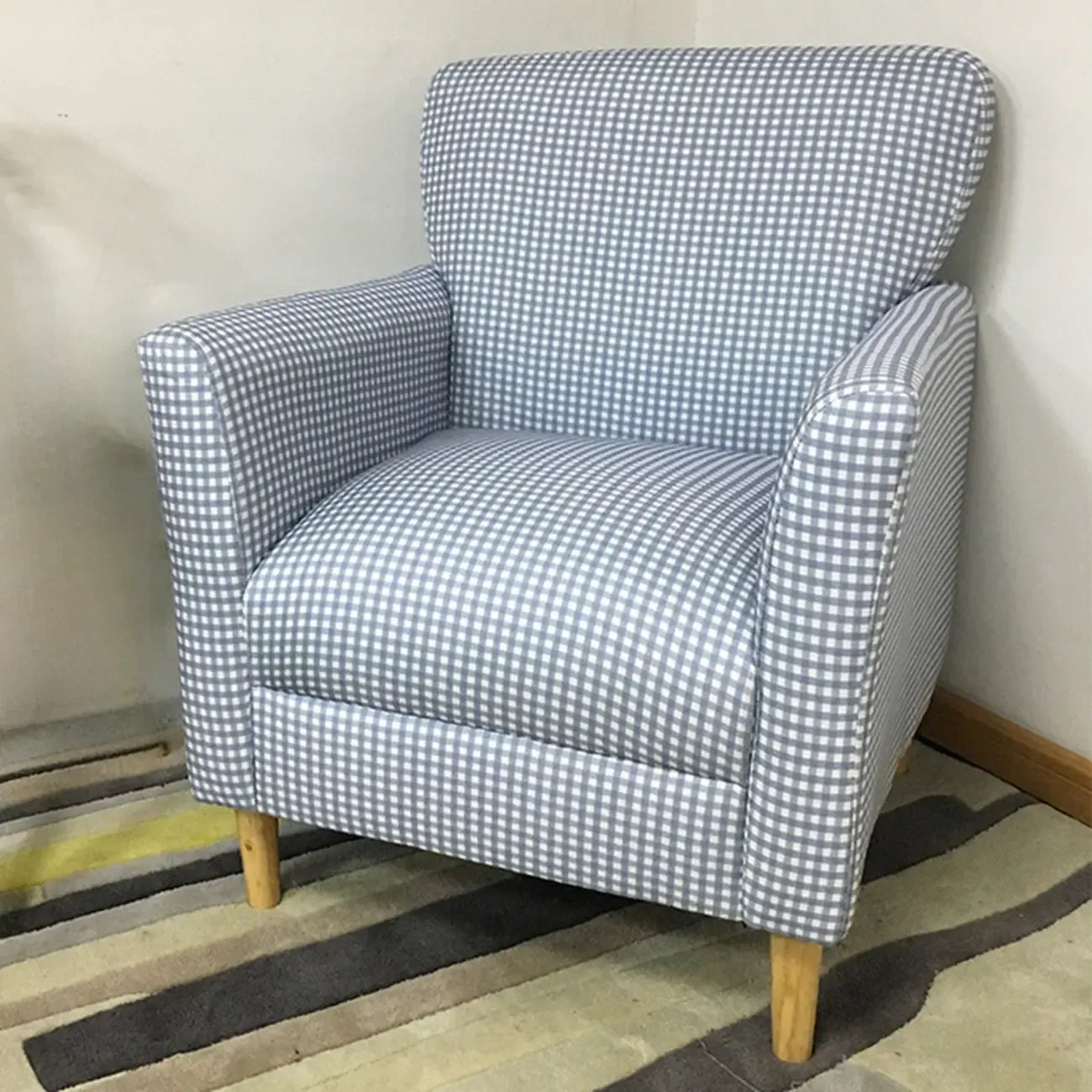 Fauteuil moderne en lin marron pour salon