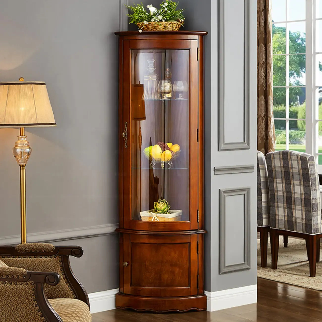 Vitrine d'angle classique en bois de noyer avec portes vitrées