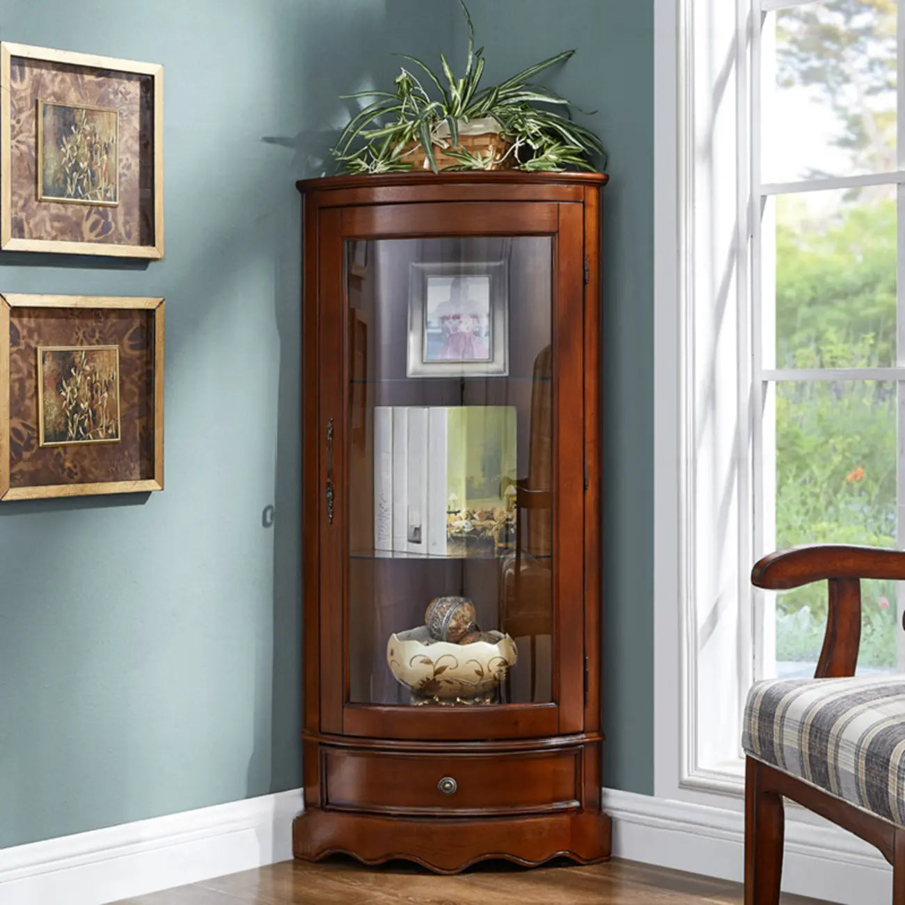 Vitrine d'angle classique en bois de noyer avec portes vitrées