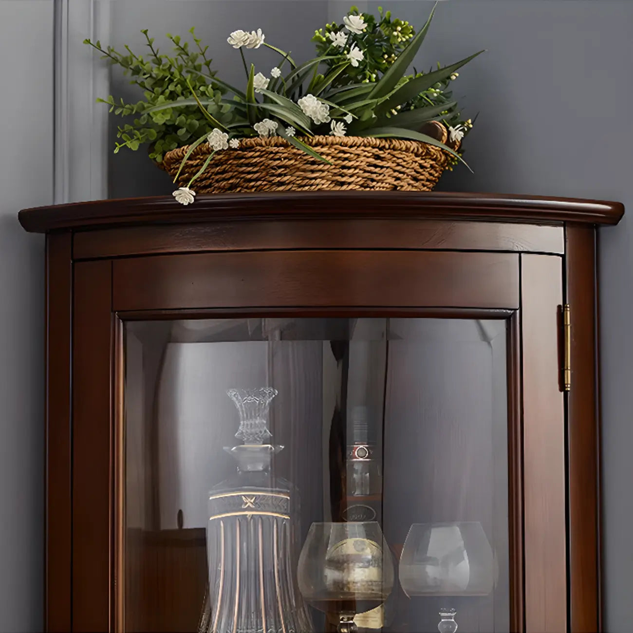 Vitrine d'angle classique en bois de noyer avec portes vitrées