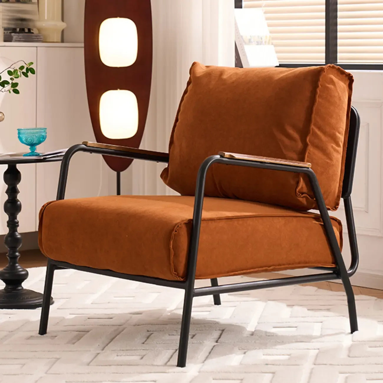 Fauteuil d'appoint moderne en cuir avec coussin et accoudoirs en métal
