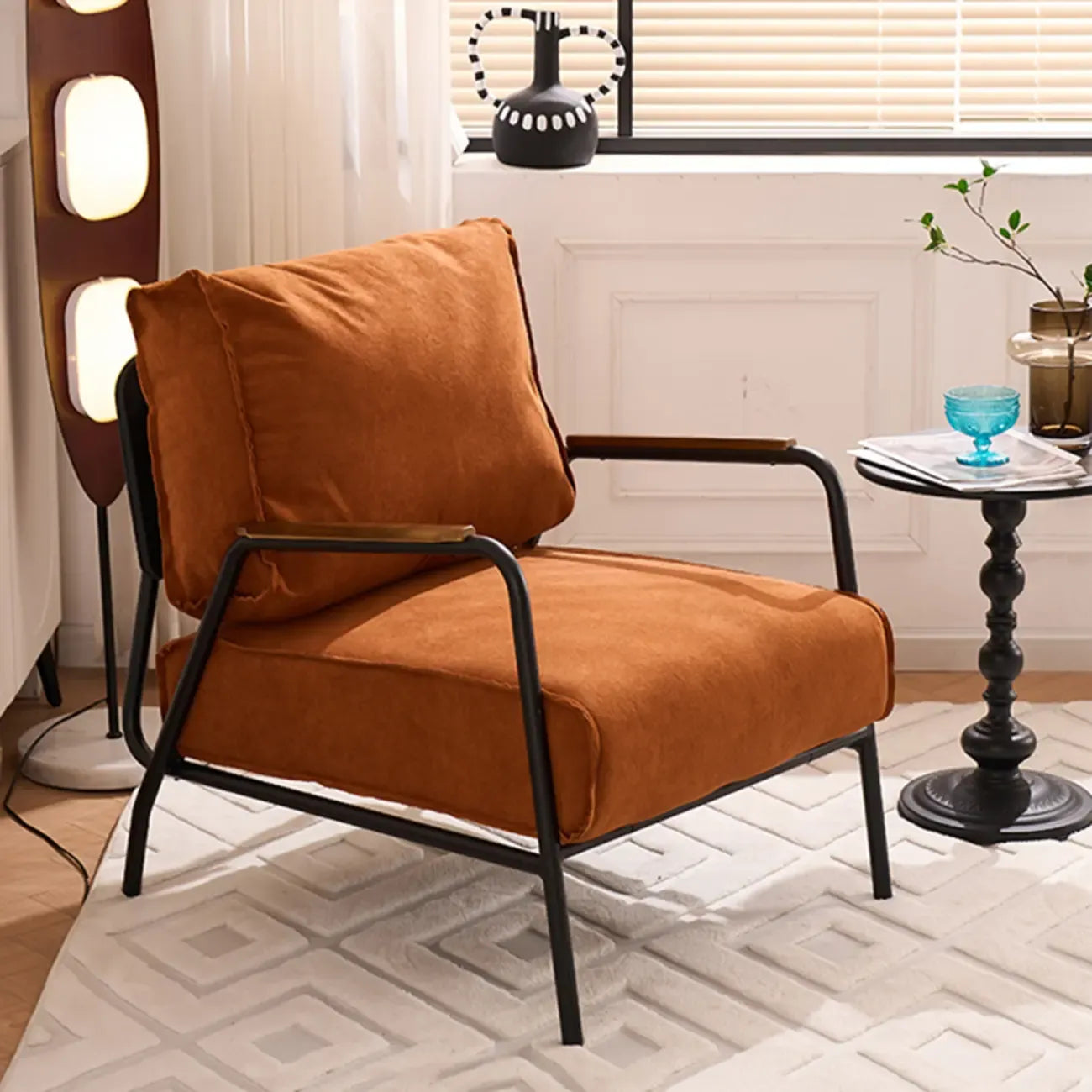 Fauteuil d'appoint moderne en cuir avec coussin et accoudoirs en métal