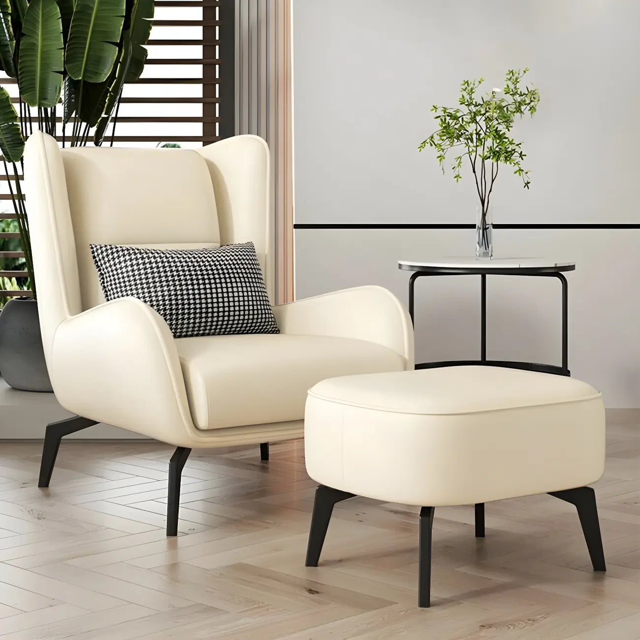 Fauteuil d'appoint moderne en cuir beige avec un coussin