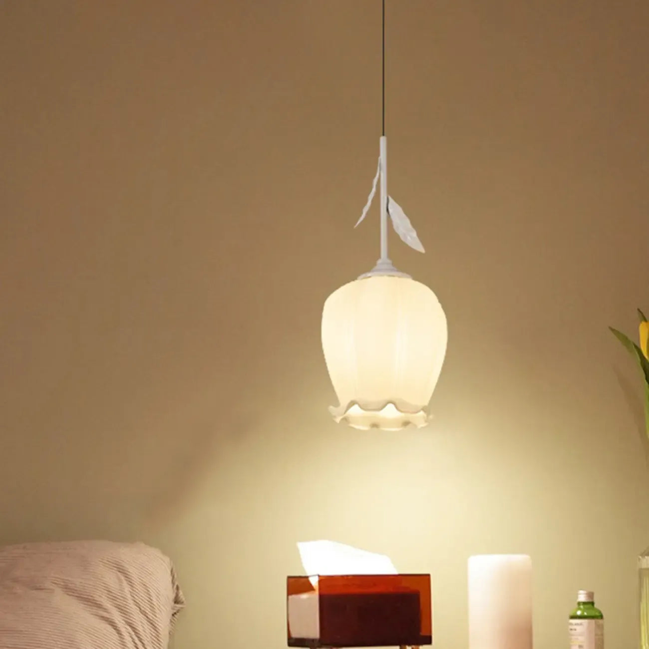 Lampe de chevet enfant en verre blanc avec suspension tulipe