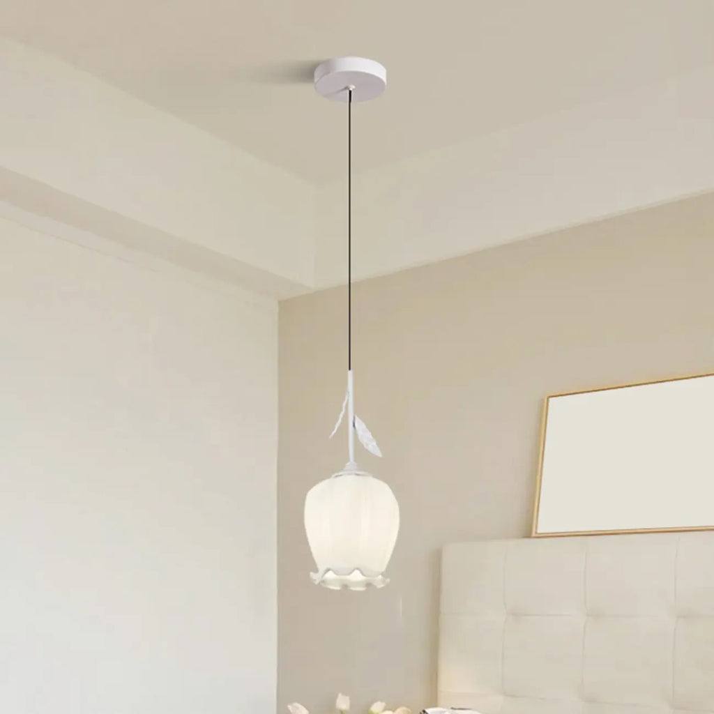 Lampe de chevet enfant en verre blanc avec suspension tulipe