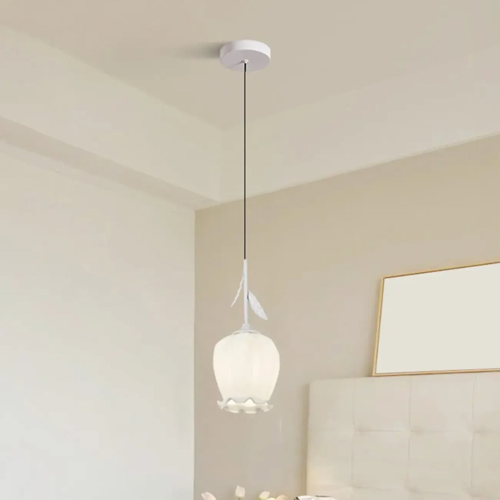 Lampe de chevet enfant en verre blanc avec suspension tulipe