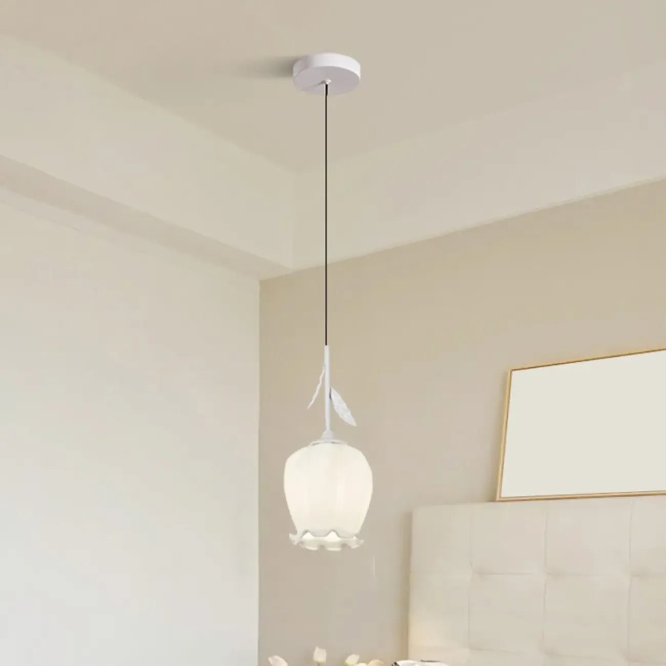 Lampe de chevet enfant en verre blanc avec suspension tulipe