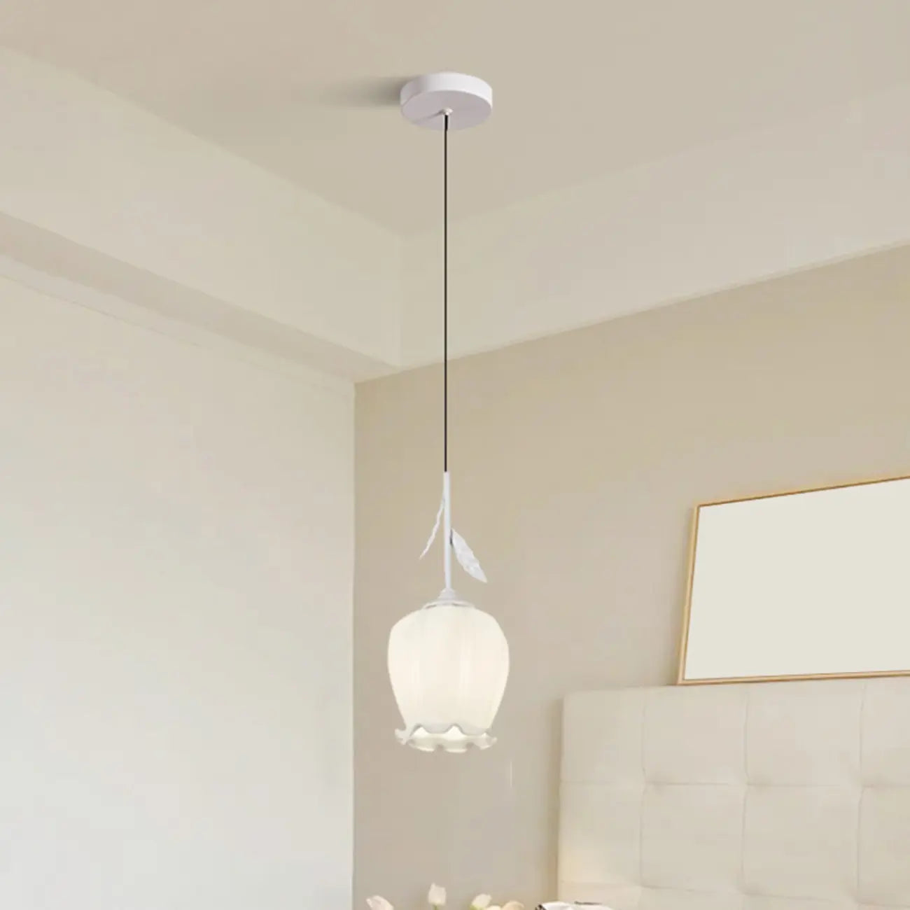 Lampe de chevet enfant en verre blanc avec suspension tulipe