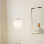 Lampe de chevet enfant en verre blanc avec suspension tulipe