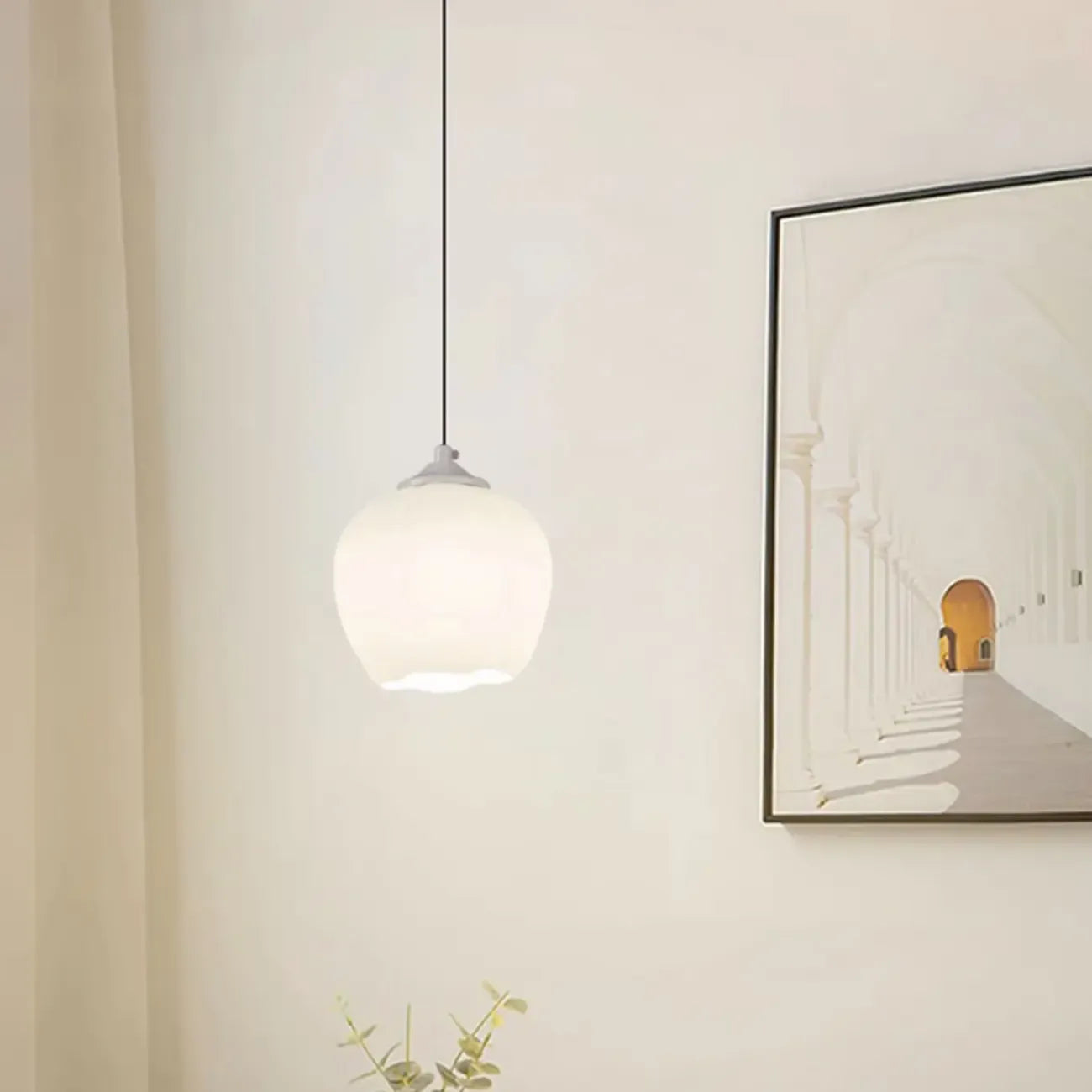 Lampe de chevet enfant en verre blanc avec suspension tulipe