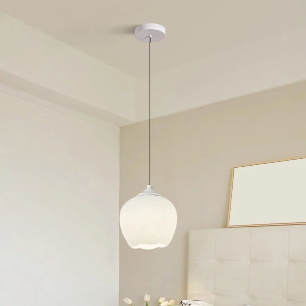Lampe de chevet enfant en verre blanc avec suspension tulipe