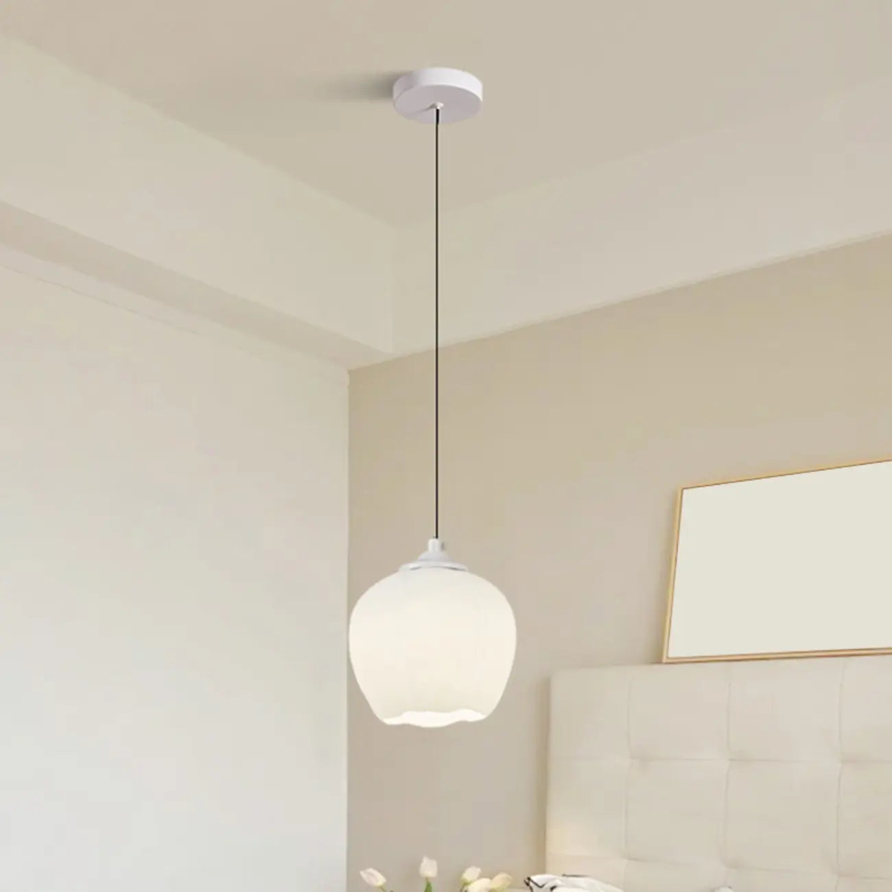 Lampe de chevet enfant en verre blanc avec suspension tulipe