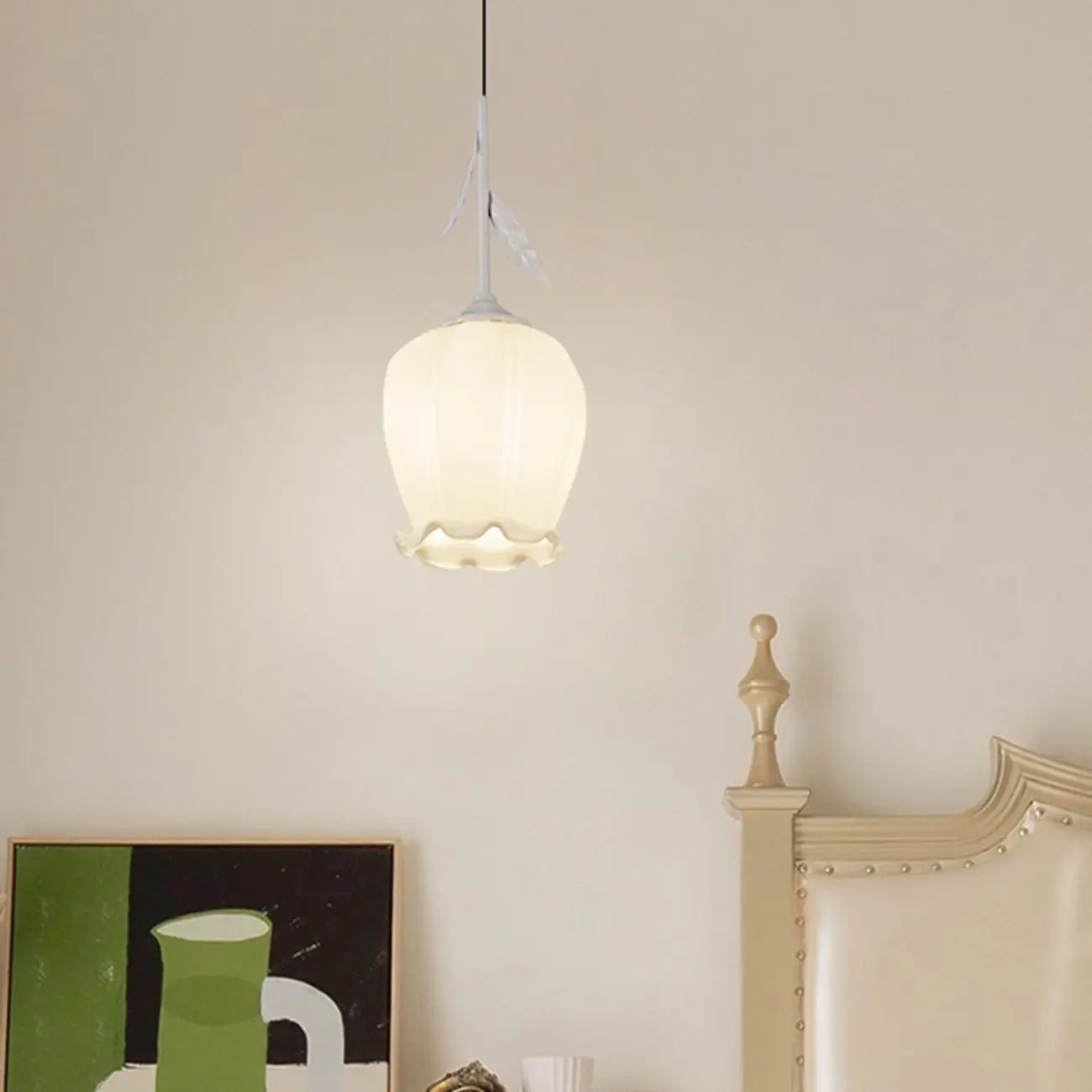 Lampe de chevet enfant en verre blanc avec suspension tulipe