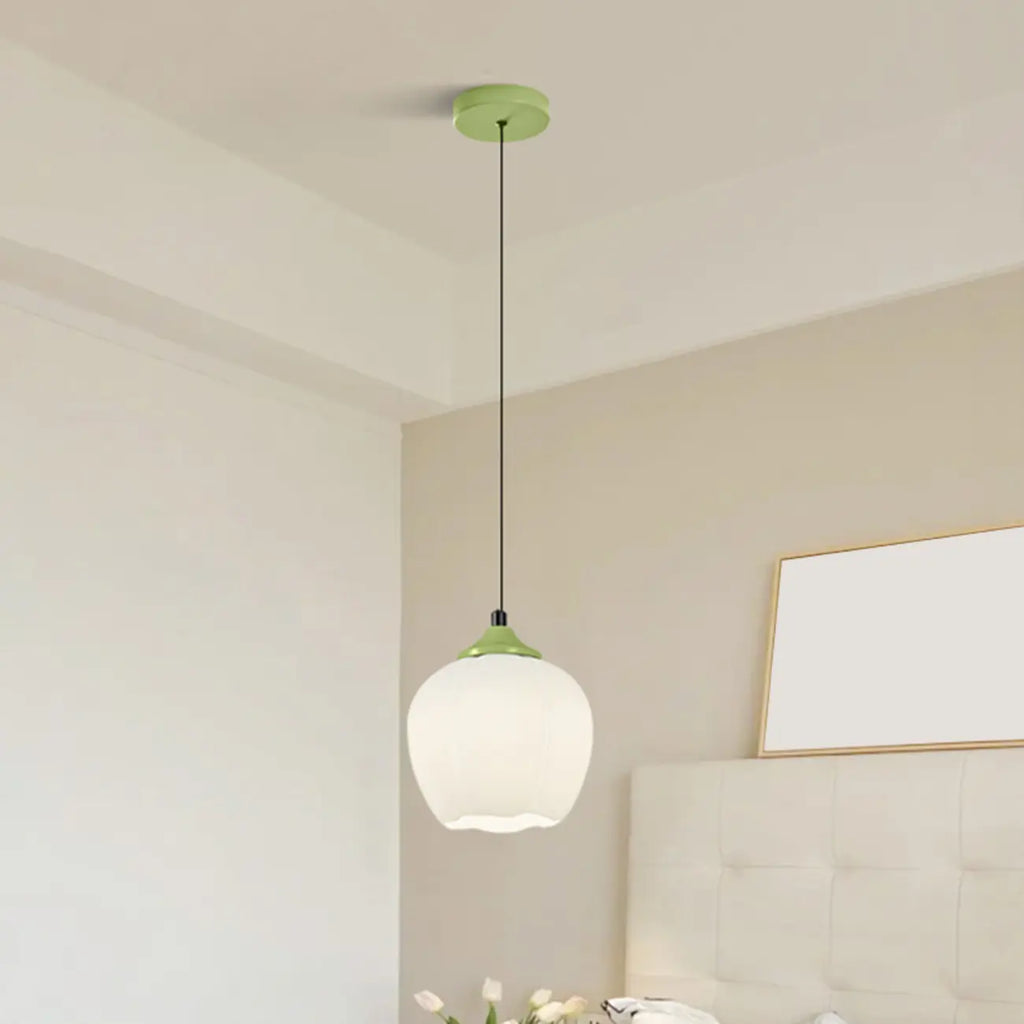 Lampe de chevet enfant en verre blanc avec suspension tulipe