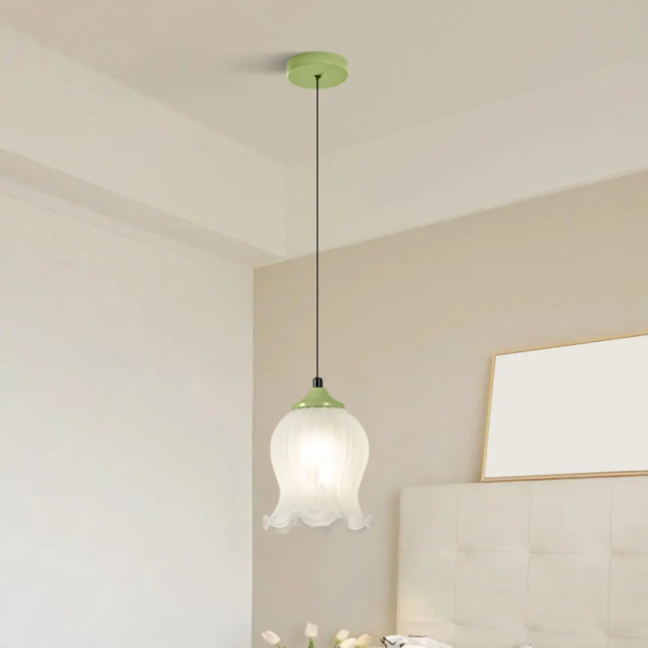 Lampe de chevet enfant en verre blanc avec suspension tulipe