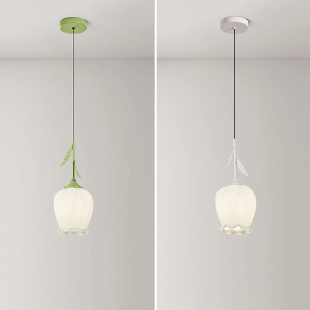 Lampe de chevet enfant en verre blanc avec suspension tulipe