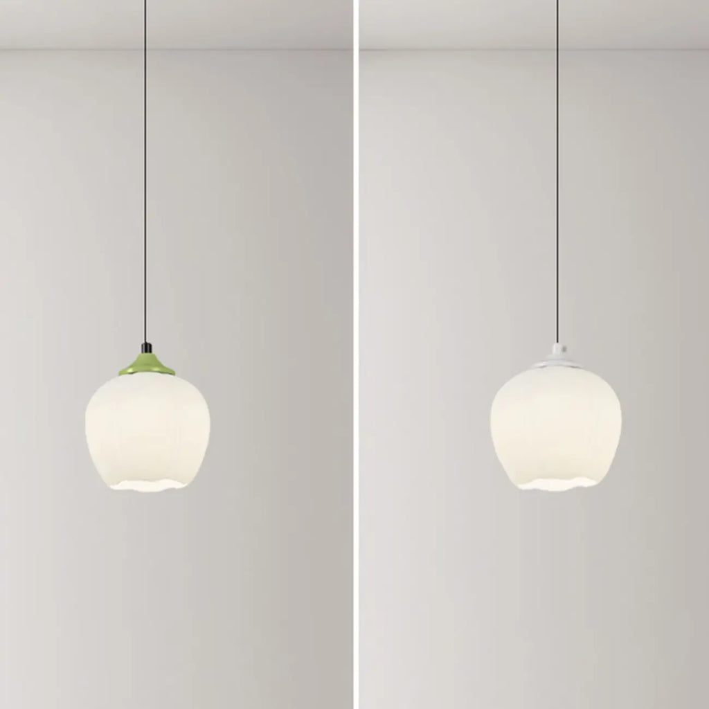 Lampe de chevet enfant en verre blanc avec suspension tulipe