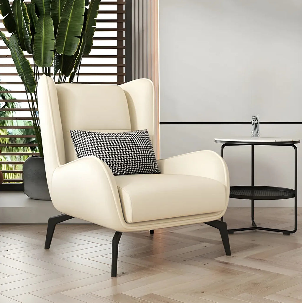 Fauteuil d'appoint moderne en cuir beige avec un coussin