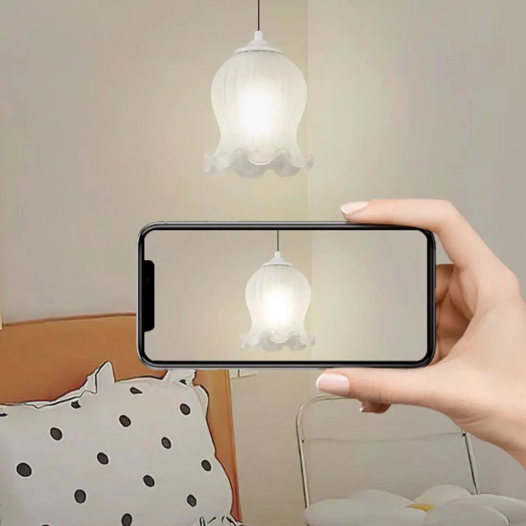 Lampe de chevet enfant en verre blanc avec suspension tulipe