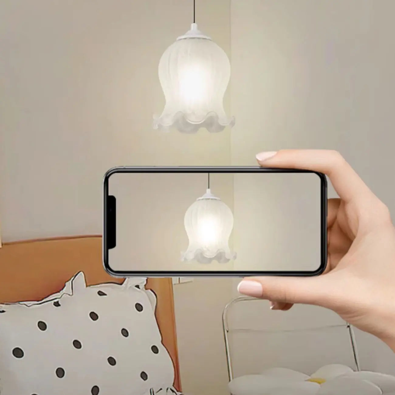 Lampe de chevet enfant en verre blanc avec suspension tulipe