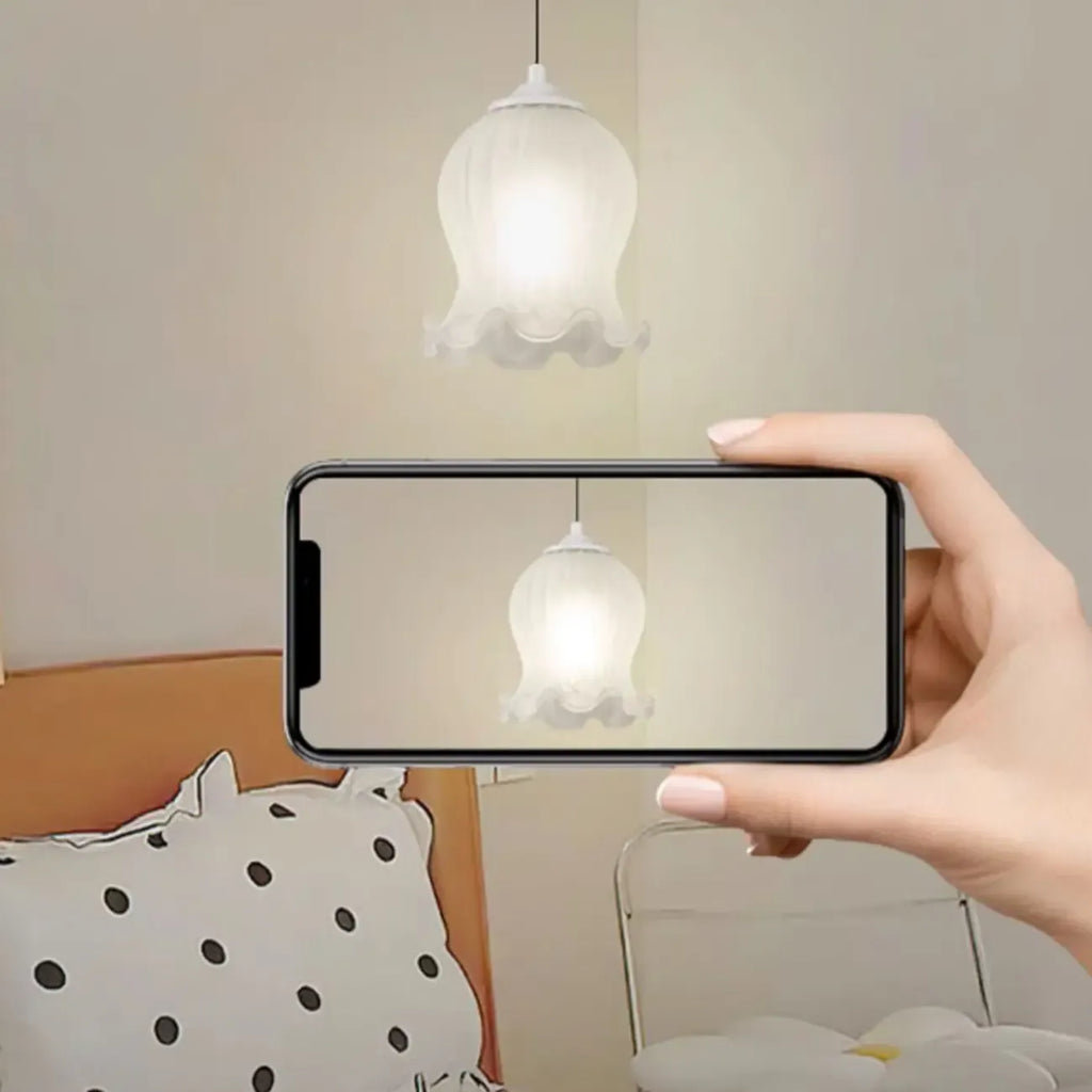 Lampe de chevet enfant en verre blanc avec suspension tulipe