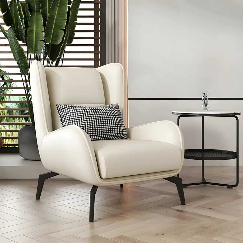 Fauteuil d'appoint moderne en cuir beige avec un coussin