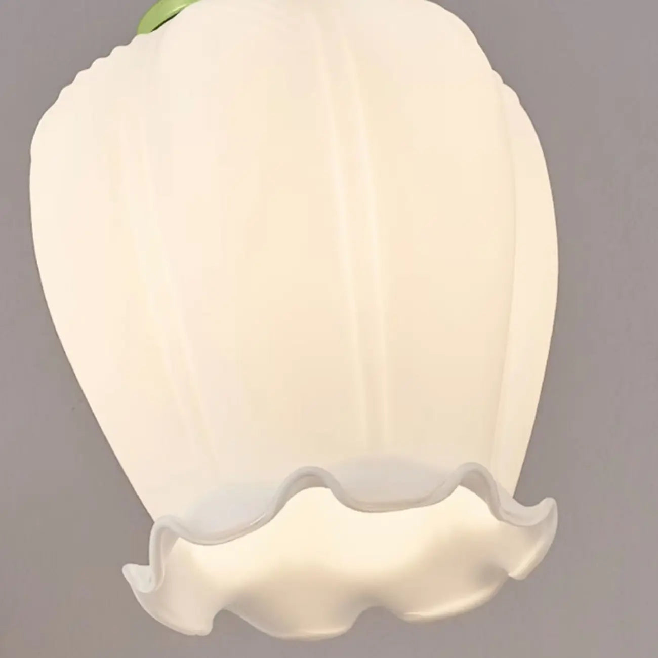 Lampe de chevet enfant en verre blanc avec suspension tulipe