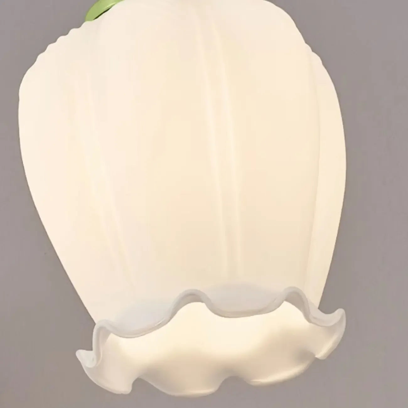 Lampe de chevet enfant en verre blanc avec suspension tulipe