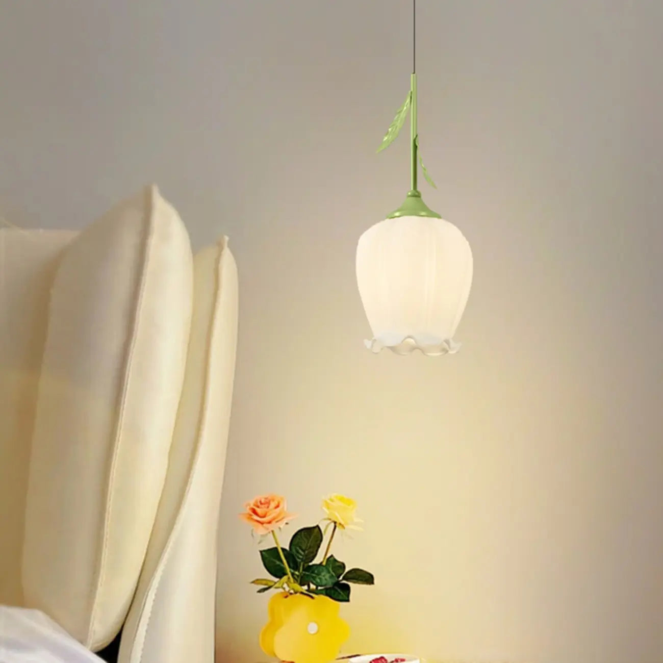 Lampe de chevet enfant en verre blanc avec suspension tulipe