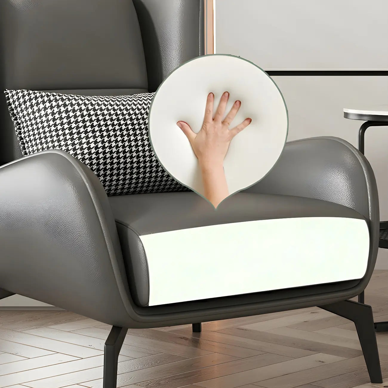 Fauteuil d'appoint moderne en cuir beige avec un coussin