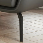 Fauteuil d'appoint moderne en cuir beige avec un coussin