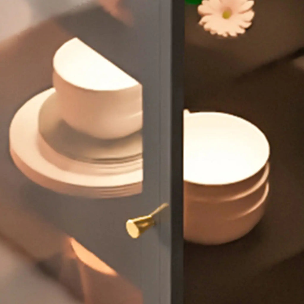Vitrine blanche minimaliste à portes en métal et verre