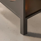 Vitrine blanche minimaliste à portes en métal et verre
