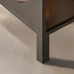Vitrine blanche minimaliste à portes en métal et verre