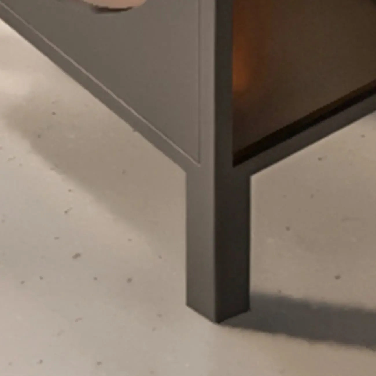 Vitrine blanche minimaliste à portes en métal et verre