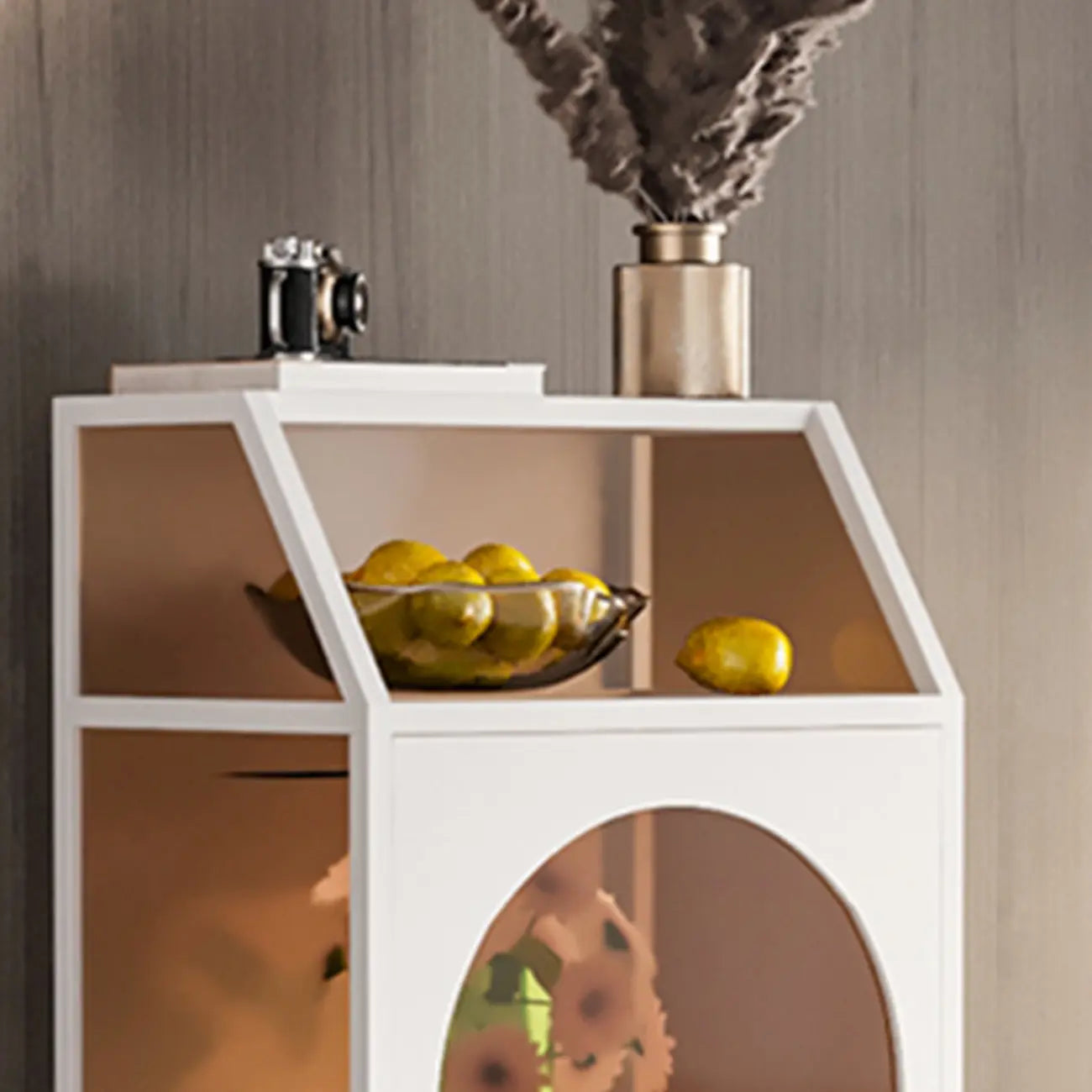 Vitrine blanche minimaliste à portes en métal et verre