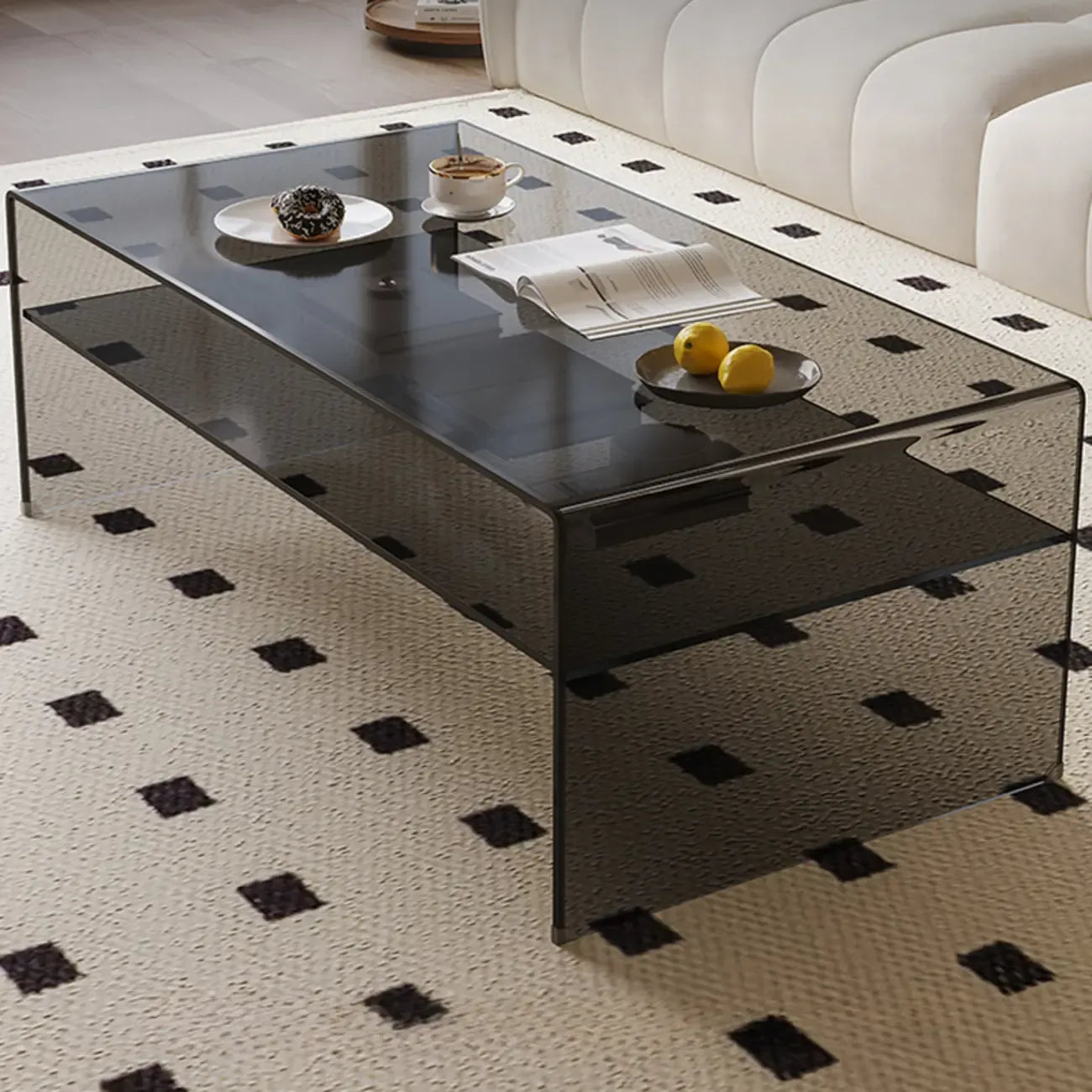 Table basse rectangulaire noire moderne au design transparent