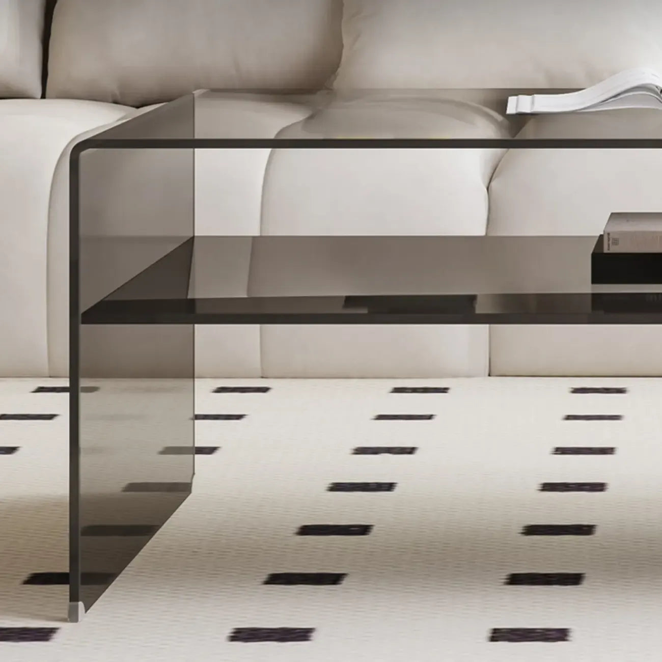 Table basse rectangulaire noire moderne au design transparent