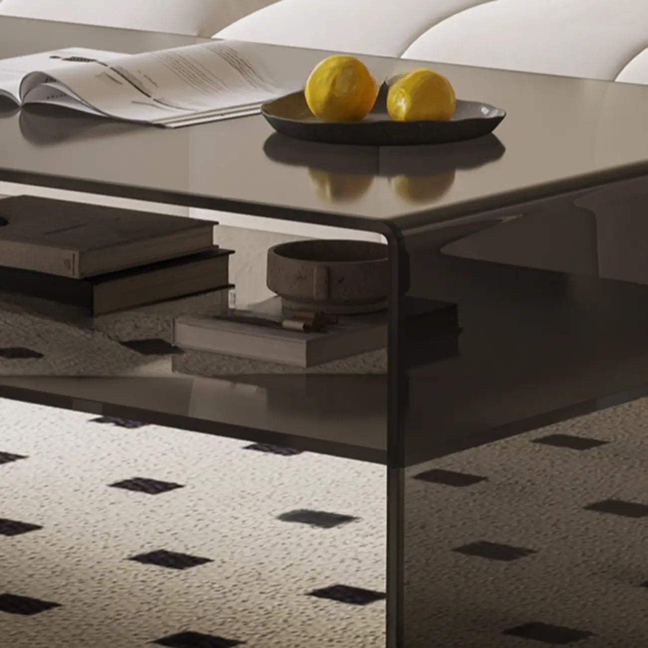 Table basse rectangulaire noire moderne au design transparent