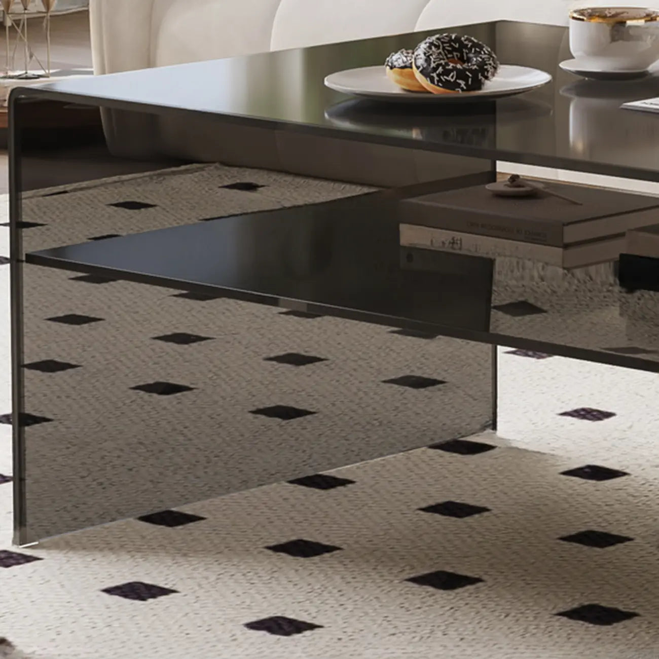Table basse rectangulaire noire moderne au design transparent