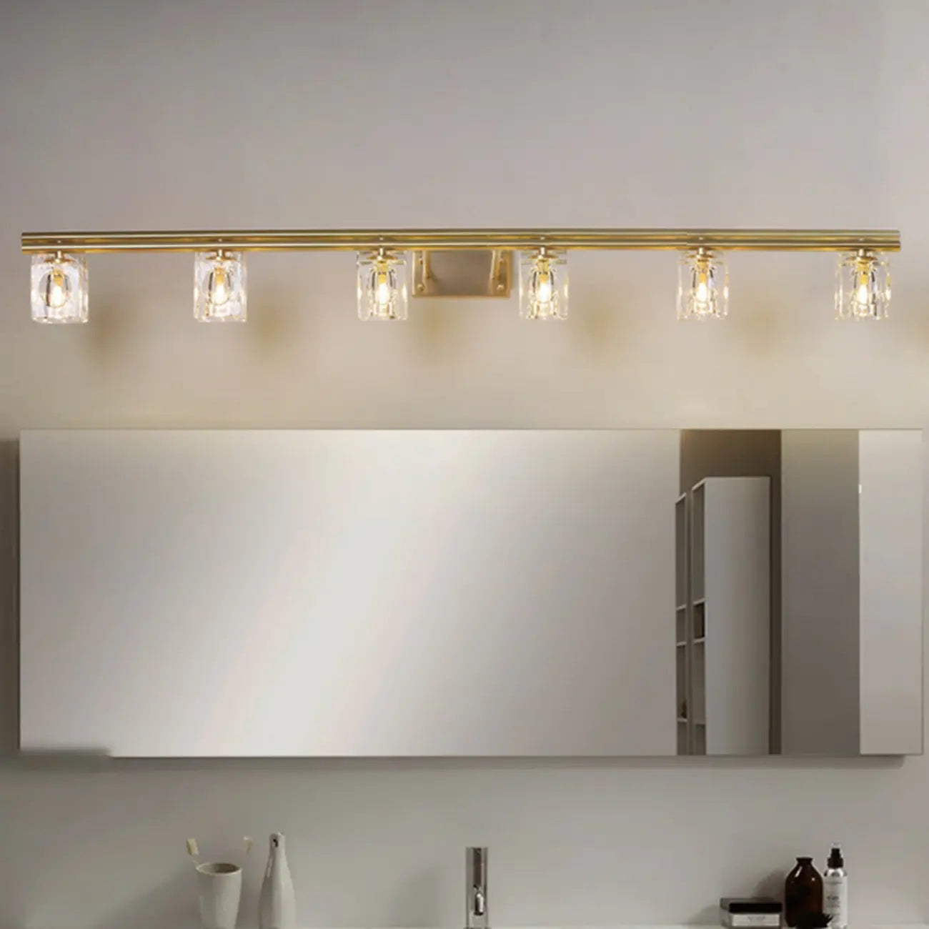 Applique murale moderne dorée pour salle de bain avec abat-jour en cristal transparent