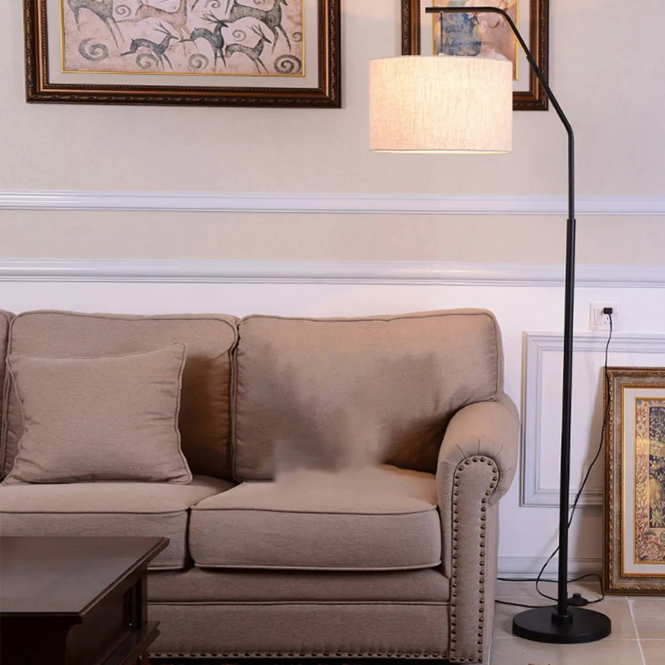 Lampadaire traditionnel noir avec abat-jour en tissu plissé blanc