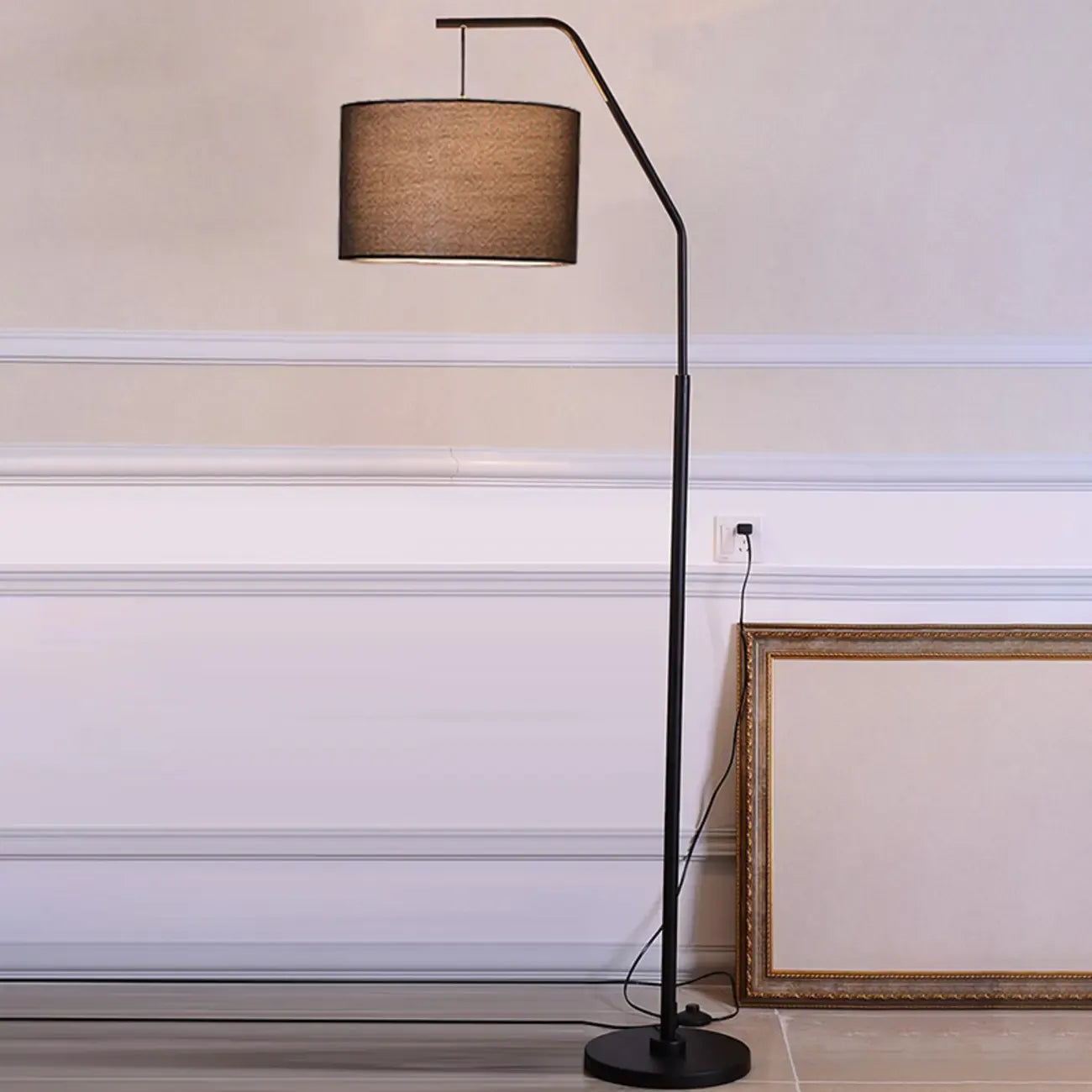 Lampadaire traditionnel noir avec abat-jour en tissu plissé blanc