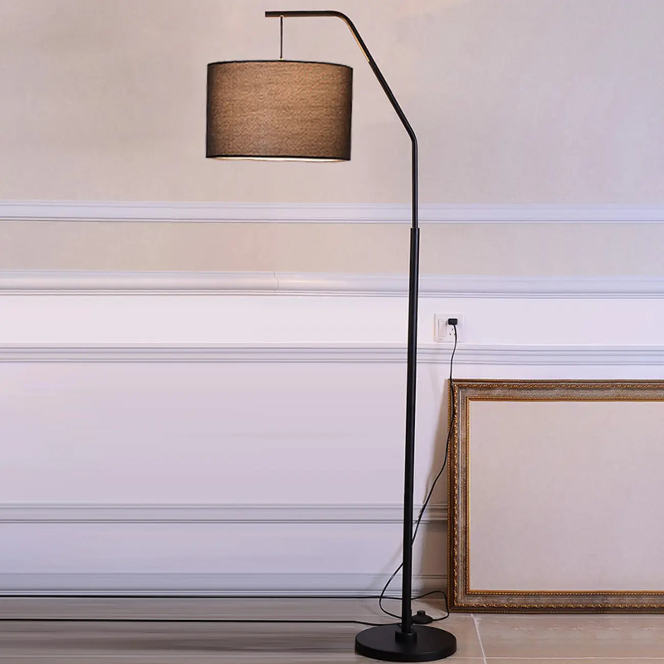 Lampadaire traditionnel noir avec abat-jour en tissu plissé blanc