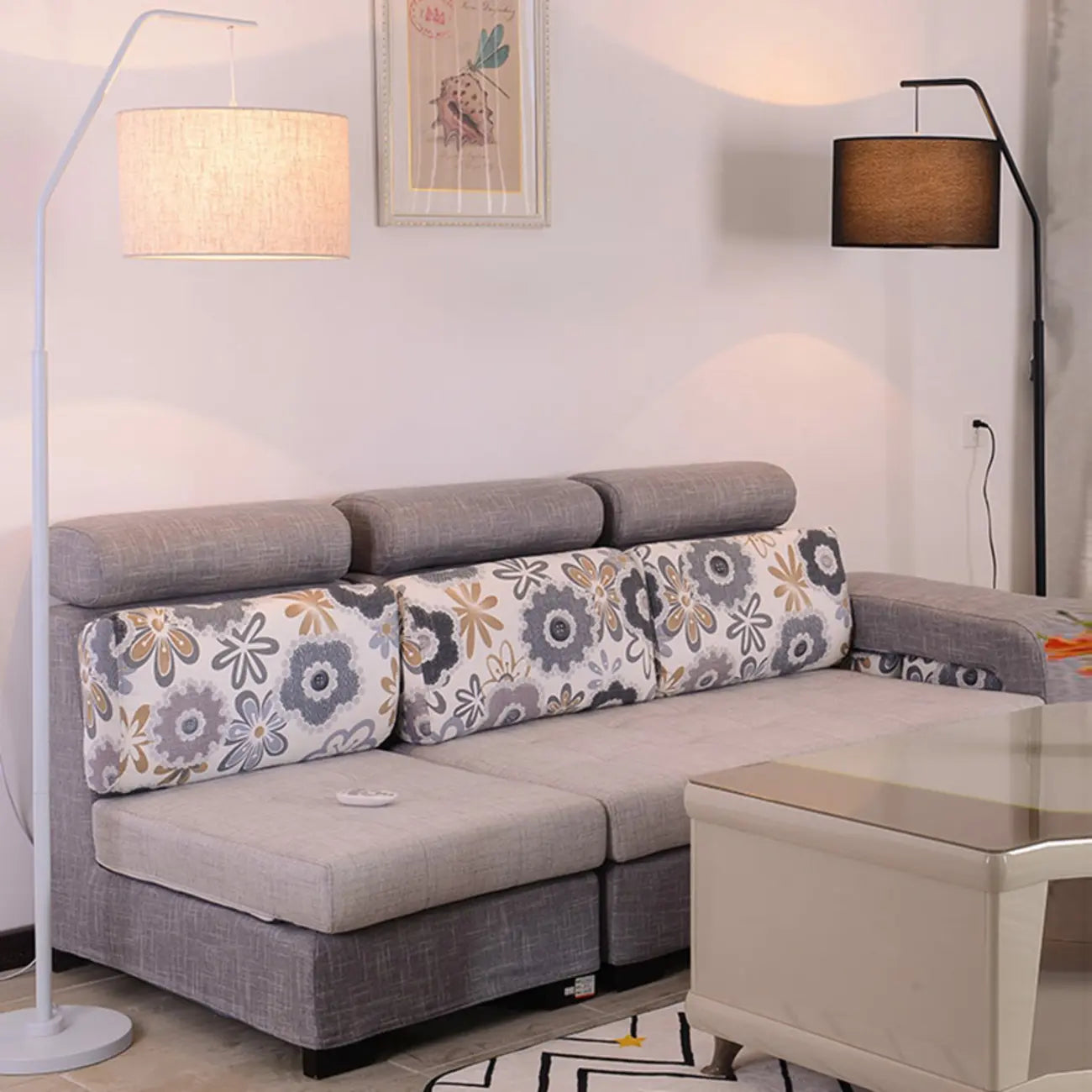 Lampadaire traditionnel noir avec abat-jour en tissu plissé blanc