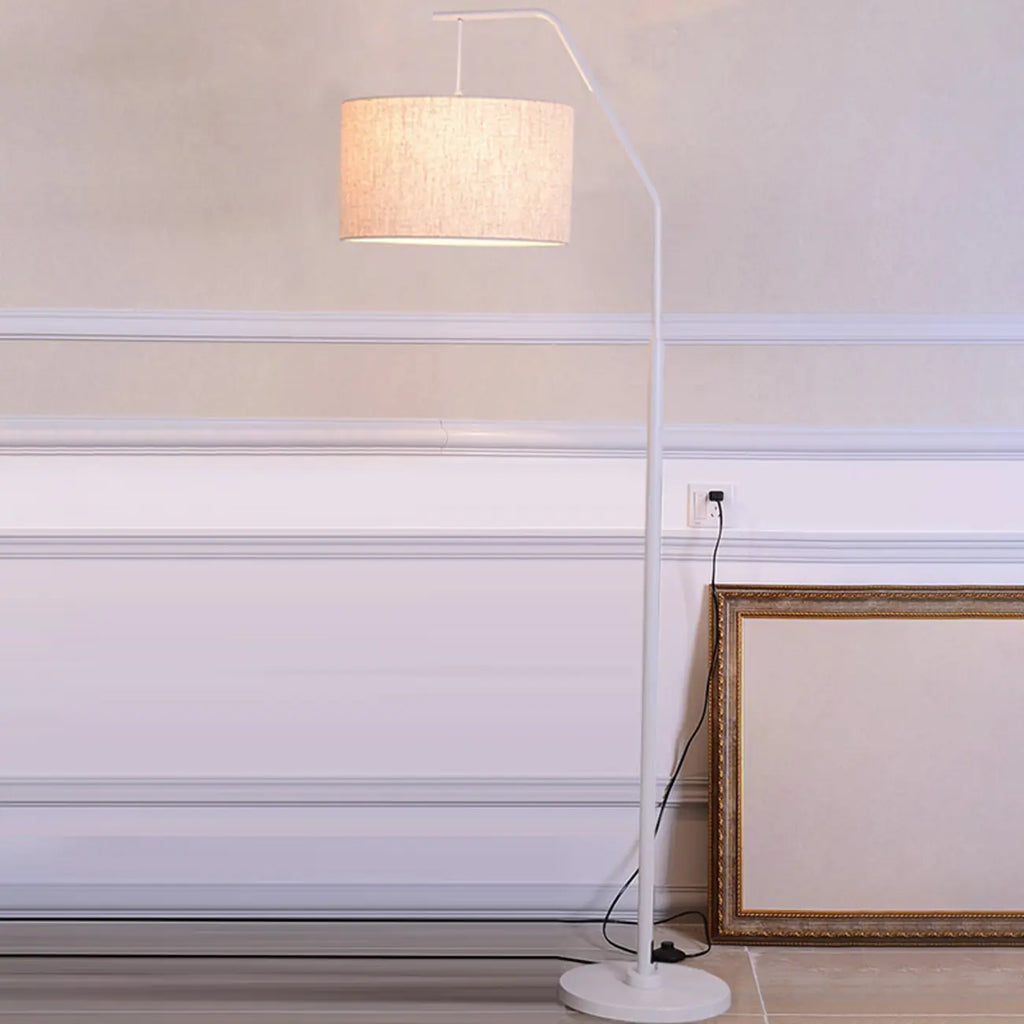 Lampadaire traditionnel noir avec abat-jour en tissu plissé blanc