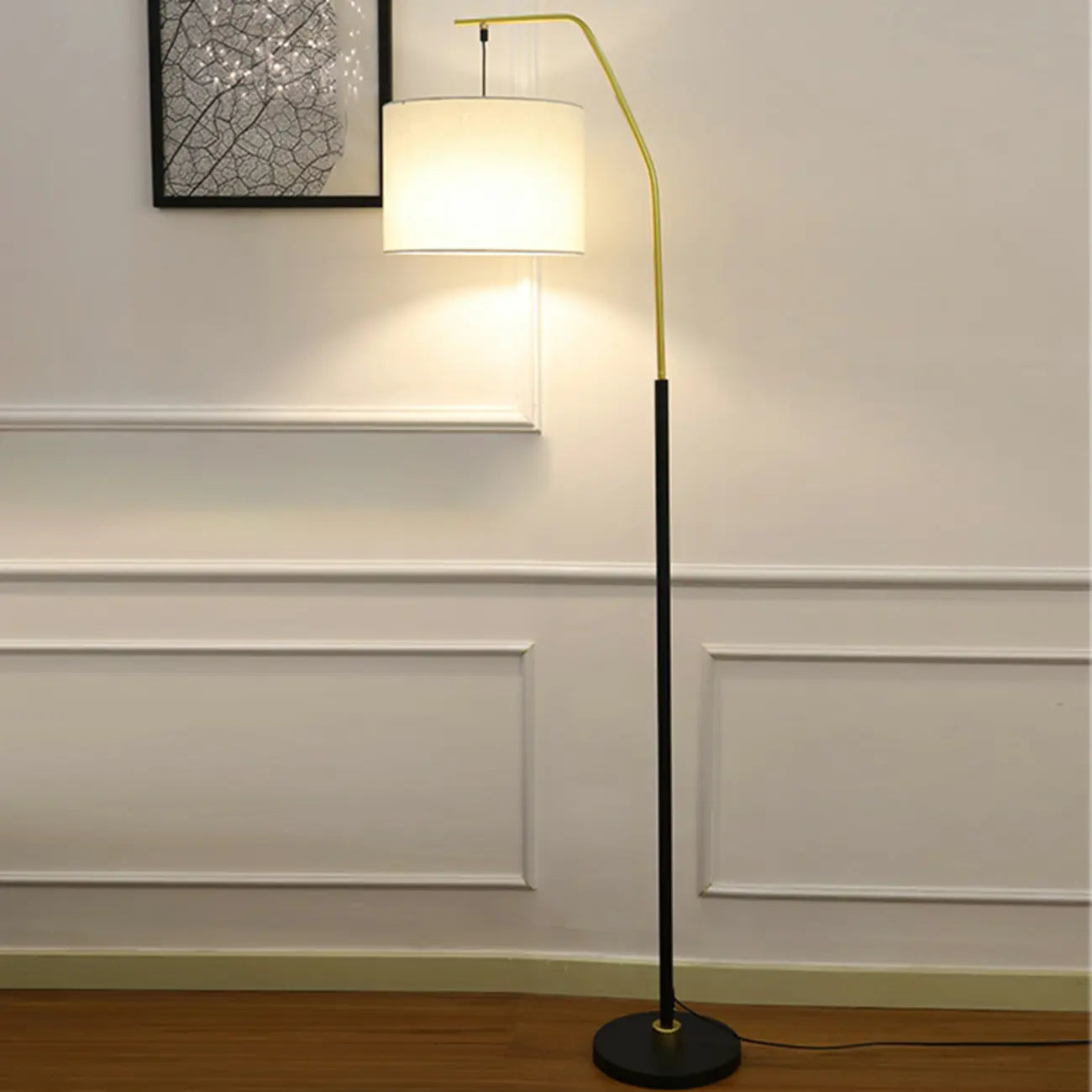 Lampadaire traditionnel noir avec abat-jour en tissu plissé blanc